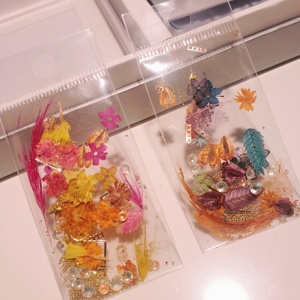 Dried flowers nail art